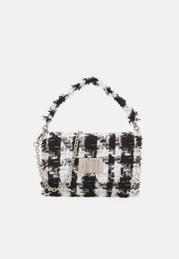 Schwarz-weiße karierte gewebte Handtasche mit einer Kettenriemen, mit ausgefransten Kanten und einer silbernen Logo-Plakette auf der Vorderseite.