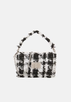 Sac à main tissé noir et blanc à carreaux avec une bandoulière en chaîne, présentant des bords effilochés et une plaque logo en argent à l'avant.