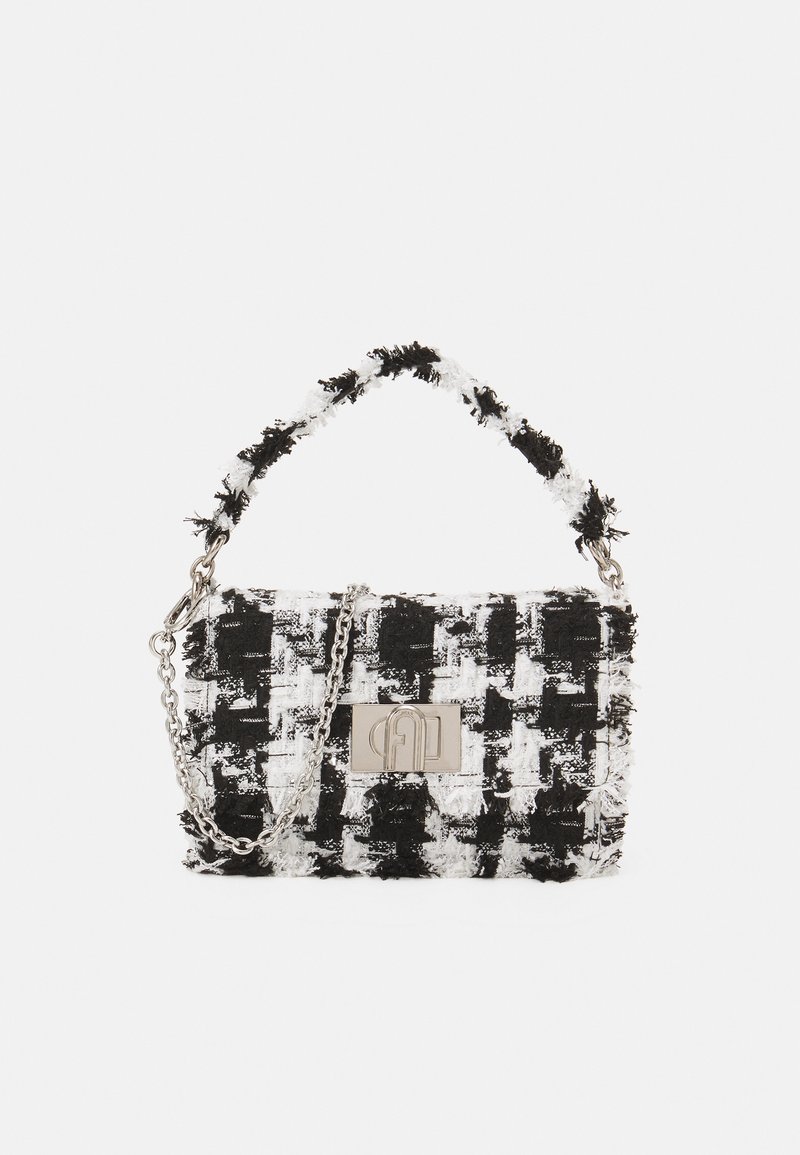 Schwarz-weiße karierte gewebte Handtasche mit einer Kettenriemen, mit ausgefransten Kanten und einer silbernen Logo-Plakette auf der Vorderseite.