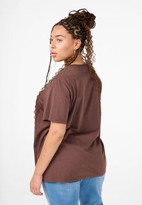 Zizzi MIT RUNDHALSAUSSCHNITT - T-shirt - bas - chocolate martini