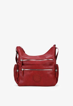 Bolso de hombro de cuero rojo con tres bolsillos frontales con cremallera, un logo redondeado en relieve y una superficie suave y texturizada. Incluye correa ajustable.