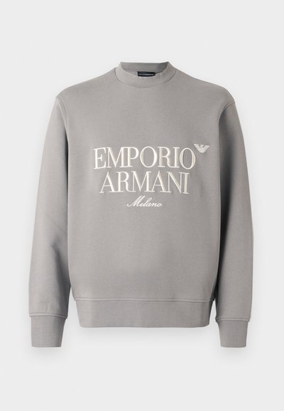 Šedá mikina s klasickým výstrihom, rebrovanými manžetami a vyšívaným logom "EMPORIO ARMANI Milano" v krémovej farbe. Mäkko materiál zo zmesi bavlny.