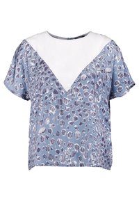 Blusa de manga corta en satén azul claro con panel frontal blanco, con escote en forma de V y un patrón abstracto de manchas en azul oscuro y blanco.