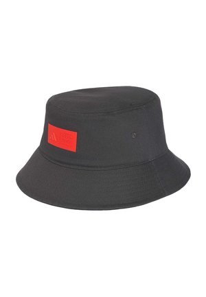 Zwarte bucket hat met een rode vierkante patch met het Adidas-logo en de tekst Audi Revolt aan de voorkant.