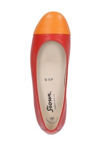 Rote Leder-Ballerinas mit einer orangefarbenen Gummi-Zehenkappe, ausgestattet mit einer glatten Textur und einer gepolsterten Innensohle. Logo im Inneren des Schuhs sichtbar.