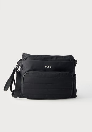 Sort skuldertaske med frontlynlåslomme og hvid "BOSS"-logo på glat stof, med justerbar rem.