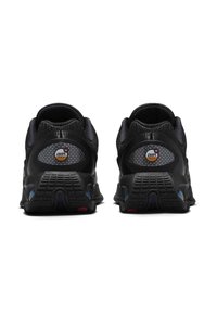 Juodos Nike Air Max sportbačiai, rodantys iš nugaros, su tekstūruotais padangomis, tinklo audiniu ir Air Max logotipu ant kulno.