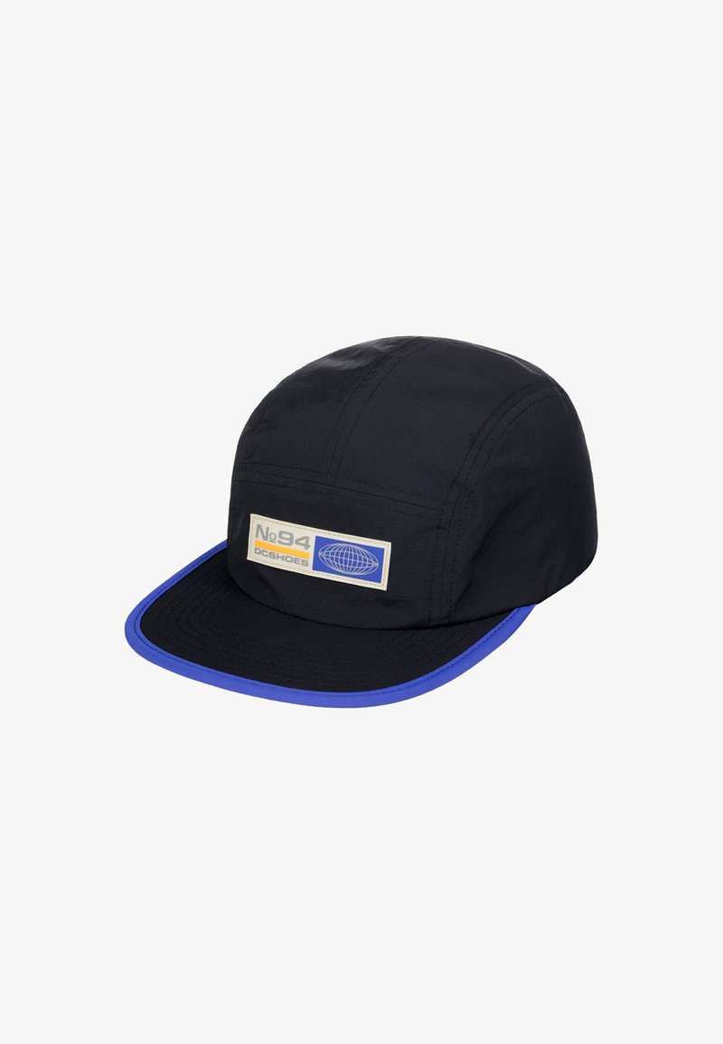 Schwarze Kappe mit flachem Schirm, blauen Akzenten, einem rechteckigen Etikett mit Logo und strukturierter Stoff. Verfügt über ein genähtes Design für Langlebigkeit.