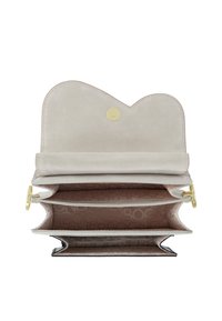 Jasnoszara portmonetka z zamszu, z falbaniastym zamknięciem na klapkę, złotymi akcesoriami oraz wieloma przegródkami z beżową wzorzystą podszewką.