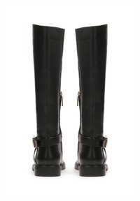 Fekete bőr, térdig érő csizmák sima felülettel, cipzárakkal és pántokkal az ankle résznél, alacsony sarkú és strukturált kialakítással.
