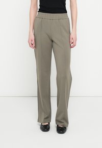 Elastic-waist wide-leg trousers in olive green fabric with a smooth texture, featuring side seams and a relaxed fit.