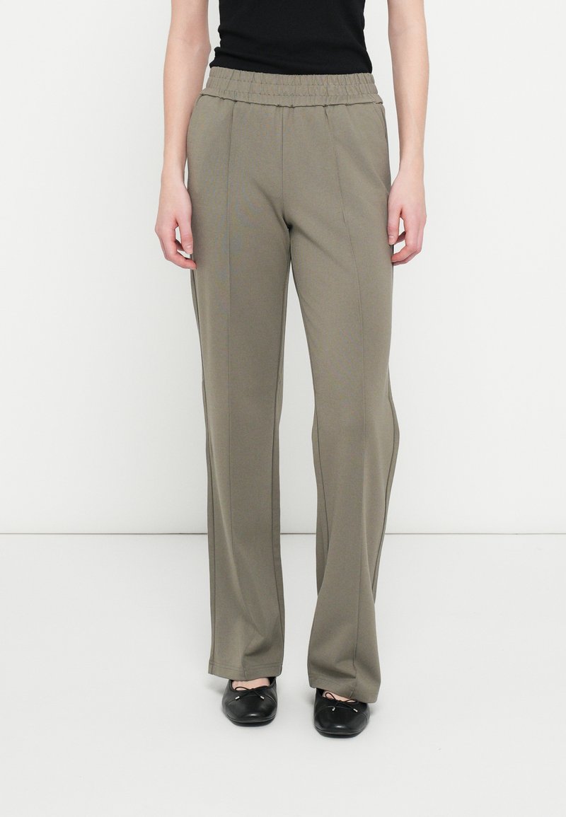 Elastic-waist wide-leg trousers in olive green fabric with a smooth texture, featuring side seams and a relaxed fit.