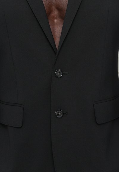 Schwarzer Blazer mit einem einreihigen Design, zwei Knöpfen und Reverskragen. Das Material scheint glatt mit minimaler Textur und ohne sichtbare Muster zu sein.