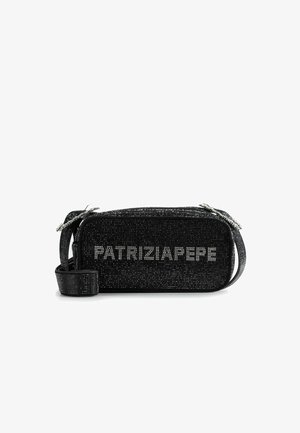Zwart rechthoekige tas bedekt met rhinestones met een logo waarop "PATRIZIA PEPE" staat, voorzien van een afneembare schouderband en ritssluiting.