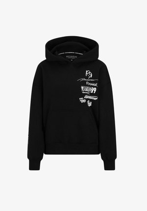 Sudadera negra con bolsillo frontal, capucha con cordón y múltiples impresiones de logotipos blancos en el pecho y la manga. Material de algodón suave.