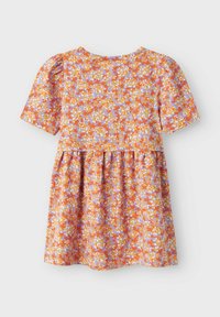 Blumenmusterkleid in Orange-, Flieder- und Gelbtönen. Kurze Puffärmel, runder Halsausschnitt, gerafftes Rockdesign und leichtes Material.