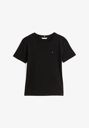 Czarny bawełniany t-shirt z krótkim rękawem, okrągłym dekoltem i małym, wyszywanym logo w kolorach czerwonym, białym i niebieskim po lewej stronie klatki piersiowej.