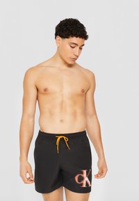 Calvin Klein Swimwear MEDIUM DRAWSTRING-GRAPHIC - Shorts da mare -  black