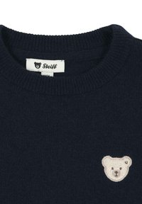 Marineblauer Pullover aus weichem Material mit gestrickter Textur, rundem Ausschnitt und kleinem gesticktem Bärenlogo auf der linken Brust.