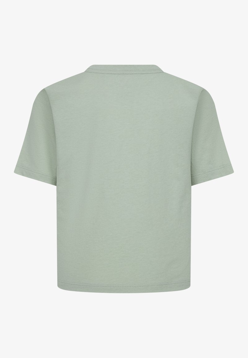 Camiseta de algodón de manga corta y cuello redondo en color verde claro. Textura suave con un corte relajado y detalles de costura mínimos en los bordes.