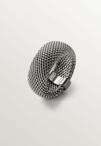 Pulsera de malla metálica con un diseño en espiral, que presenta un color plateado brillante y una textura suave, con un detalle de cierre pulido.