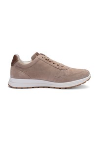Sneaker in camoscio beige con suola in gomma bianca, caratterizzato da un dettaglio in pelle marrone sul tallone, punta rotonda e design frontale con lacci.