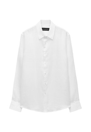 Biała koszula na długi rękaw z guzikami, z ostrym kołnierzem i mankietami, wyeksponowana na jednolitym białym tle.