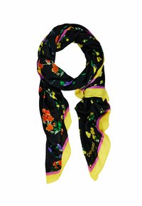 Écharpe noire avec un motif floral coloré, bordures jaunes et roses, tissu léger, design torsadé pour un look fluide.