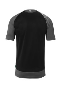 Maglietta sportiva a maniche corte, corpo nero con maniche grigie, presenta un motivo testurizzato grigio sulla parte superiore della schiena e un'accenno di collo con marchio.