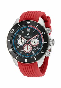 Nautica-klocka med svart urtavla och vita samt röda accenter, boett av rostfritt stål och en röd gummirem med texturerad design.