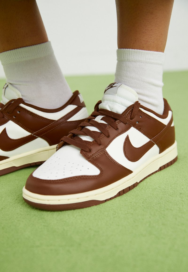Nike Sportswear DUNK LOW - Sneaker low - sail/cacao wow/coconut 