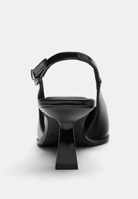 Sandale cu toc înalt din piele lacuită neagră, cu bretea sling în spate, toc bloc unghiular și vârf deschis, având un finisaj neted și lucios.