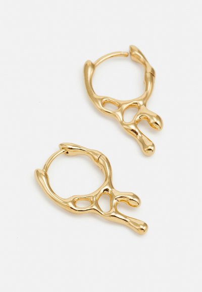 Gouden oorringen met een organisch, textuurdesign met uitgesneden patronen en een gepoleerde afwerking. Ronde vorm met vloeiende, sculpturale accenten.