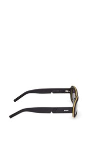 Musta aurinkolasit, joissa on pyöreä ja aaltoileva kehys. Kehyksissä on hillitty keltainen ja punainen korostus reunoilla. Tekstuurilla varustetut temppelihaarat, joissa on logoyksityiskohta.