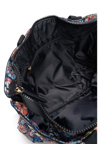 Borsa da viaggio multi-patta con chiusura con zip, dotata di un interno in tessuto nero e una tasca interna con zip. Design leggero e spazioso.