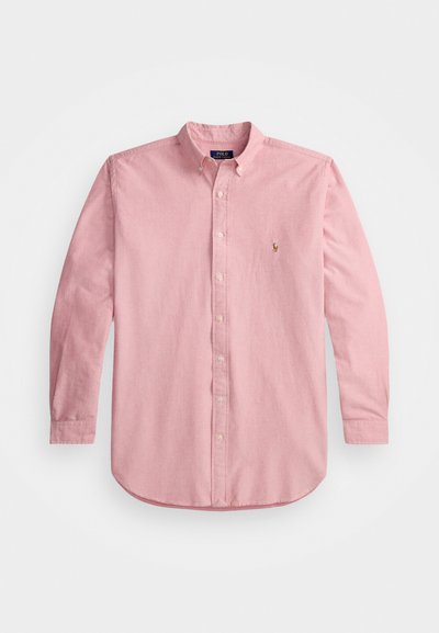 Jasnoróżowa, długorękawowa koszula zapinana na guziki wykonana z miękkiego materiału, z kołnierzykiem w kształcie spiczastego oraz małym haftowanym logo na piersi.