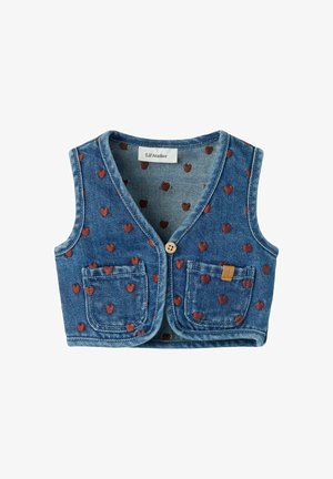 Dziecięca kamizelka bez rękawów z denimu z brązowymi wzorami serc, dwoma przednimi kieszeniami, pojedynczym drewnianym guzikiem i metką Lil'Atelier wewnątrz kołnierza.
