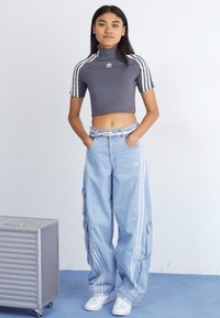 adidas Originals Široke nogavice - clear blue