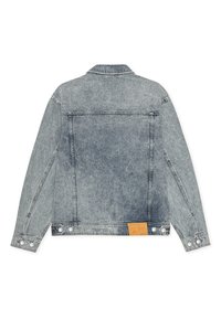 Τζιν μπουφάν σε ανοιχτό γκρι χρώμα με εμφανείς ραφές, κουμπιά στα μανίκια και τετράγωνο δ ερμάτινο ταμπελάκι ταμπά στο κάτω μέρος της πλάτης.