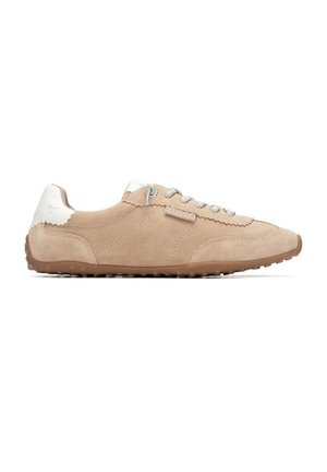Zapatilla baja de ante beige con lengüeta blanca en el talón, cordones beige, suela de goma y pequeña etiqueta de piel con la marca en el lateral.