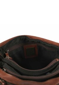 Borsa in pelle marrone con esterno in camoscio e interno in tessuto nero. Presenta scomparti con zip e una patch con il marchio all'interno.