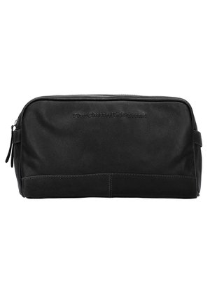 Neceser de cuero negro con cierre de cremallera, que cuenta con una textura suave, un diseño minimalista y un logo en relieve en la parte frontal.