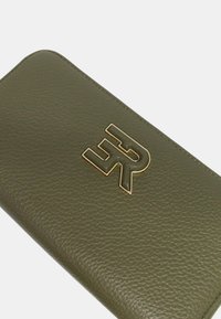 Portafoglio in pelle verde oliva con superficie testurizzata e logo dorato lucido. Forma rettangolare con bordi arrotondati.