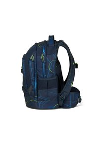 Sac à dos bleu marine avec des motifs géométriques bleus et verts, plusieurs compartiments, des bretelles rembourrées et une construction en tissu durable.