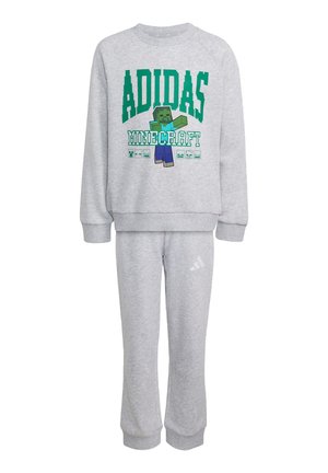 Conjunto para niños compuesto por sudadera y pantalones de color gris claro con logo verde de Adidas y gráfico del personaje de Minecraft en la parte frontal de la sudadera.