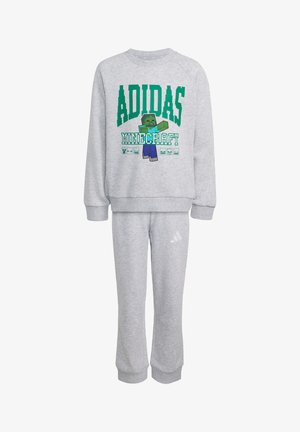 Hellgraues Kinder-Sweatshirt- und Hose-Set mit grünem Adidas-Logo und Minecraft-Charaktergrafik auf der Vorderseite des Sweatshirts.