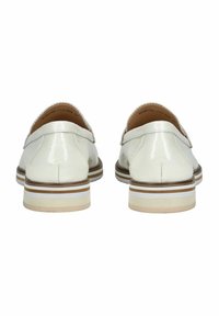 Bílé kožené slip-on boty s mírným leskem, s nízkým vrstveným podpatkem a kontrastními hnědými a bílými pruhy na podešvi.