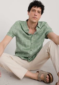 Seasalt Cornwall HERON SHORT SLEEVE - Camisa - loose lines dark pistachio