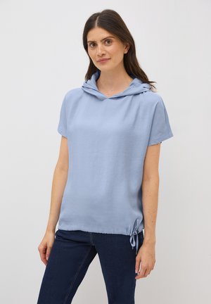 Lichtblauw top met korte mouwen en capuchon, met een ontspannen pasvorm en een gathers detail aan de onderkant. Glad textuur met minimale accenten.