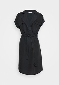 Abito camicia nero con maniche corte, collo, due tasche frontali e cintura. Presenta un orlo leggermente curvo e una vestibilità comoda.